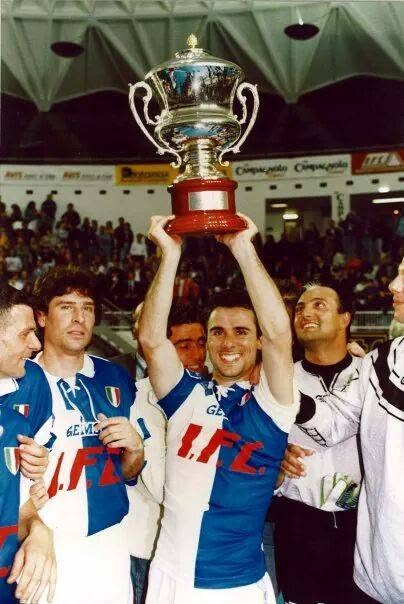 La Coppa dei Campioni alzata al cielo